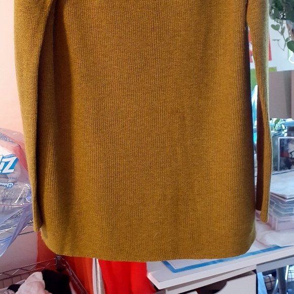 Sweater - Picture 4 of 9